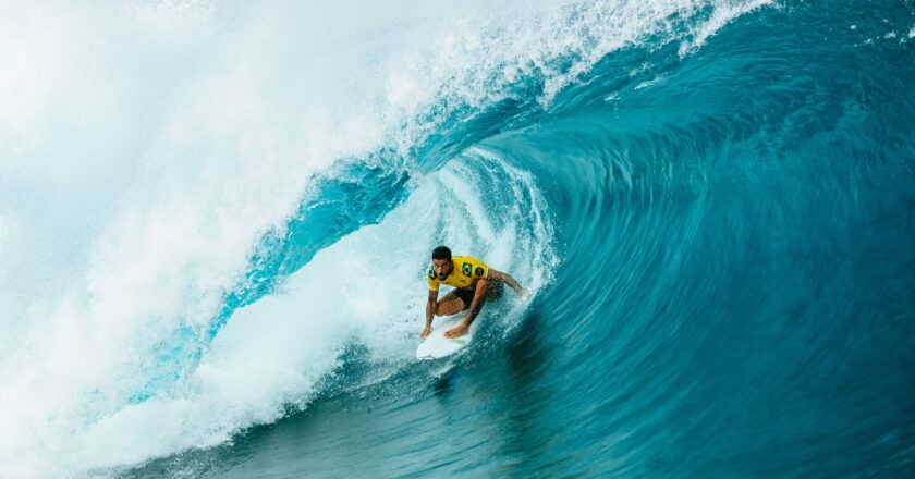 Surfe: Filipe Toledo avança em Teahupo’o e garante vantagem no Finals