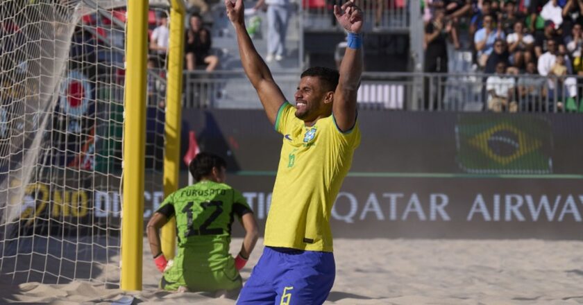 Mundial de Beach Soccer: Brasil goleia Japão para alcançar semifinal