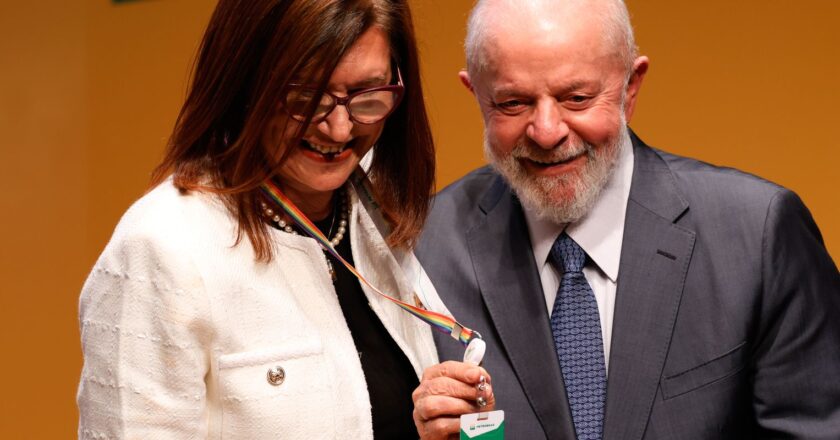 Lula defende Petrobras lucrativa e líder da transição energética