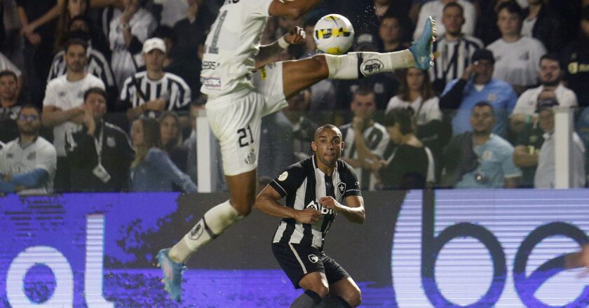 Líder Botafogo tenta quebrar tabu contra o Santos na Vila Belmiro