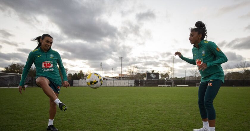 Com passagem de bastão, Marta lidera geração em última Copa do Mundo