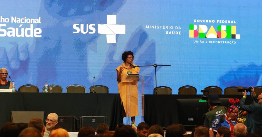 Ministra recebe manifestações de apoio ao abrir Conferência de Saúde