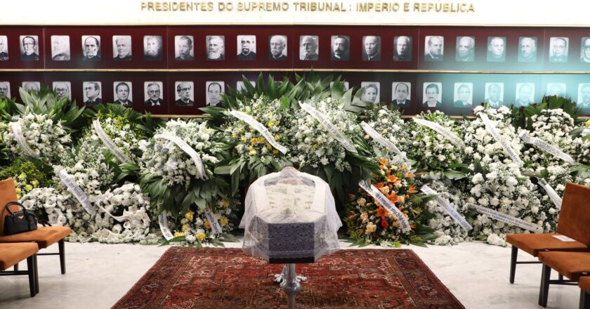 Corpo do ex-ministro Sepúlveda Pertence é sepultado em Brasília