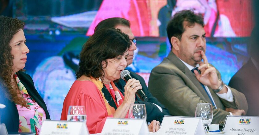 Ministra defende retomada do complexo econômico-industrial da saúde