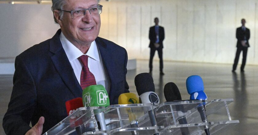 “Só faltam os escandalosos juros caírem”, defende Alckmin