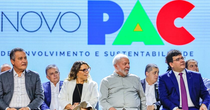 Dilma merece pedido de desculpas por impeachment, diz Lula