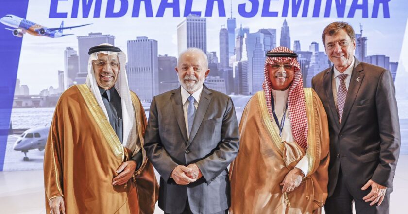 Empresa brasileña de aviación firma tres acuerdos en Arabia Saudí
