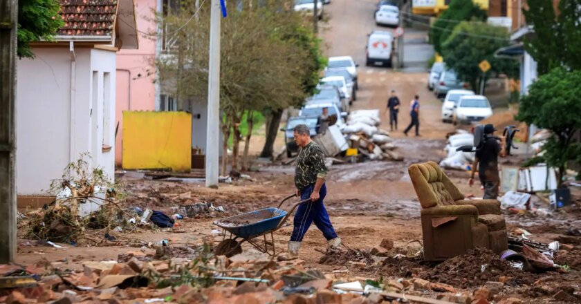 Porto Alegre envia, com atraso, dados para famílias receberem auxílio