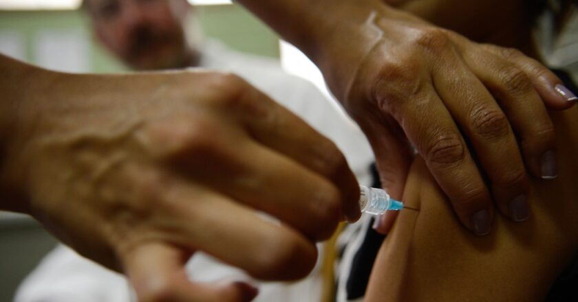 Prevenível por vacina, HPV é a infecção mais associada ao câncer