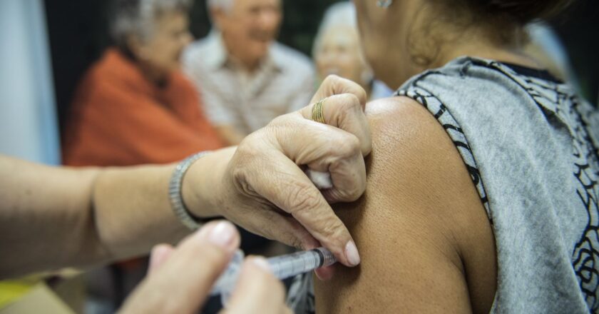 Mais de 43 milhões de pessoas já se vacinaram contra gripe no Brasil
