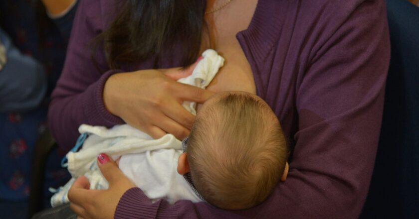 Amamentação induzida ajuda mães que não passaram pela gravidez