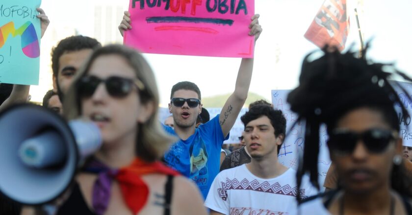 Registros de racismo e homofobia disparam no país em 2022