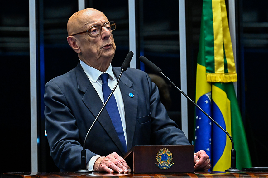 À tribuna, em discurso, senador Esperidião Amin (PP-SC).
