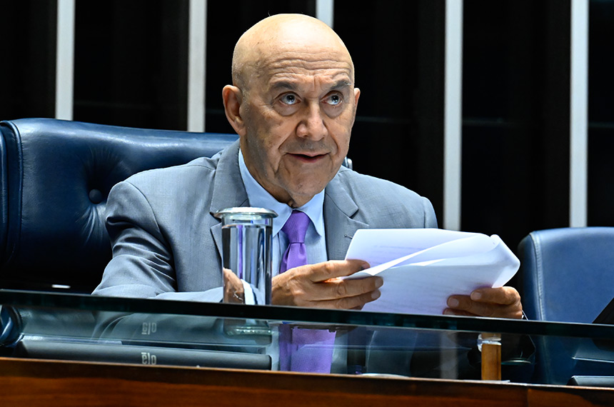 À mesa, 2º secretário da Mesa do Senado Federal, senador Confúcio Moura (MDB-RO), conduz sessão.