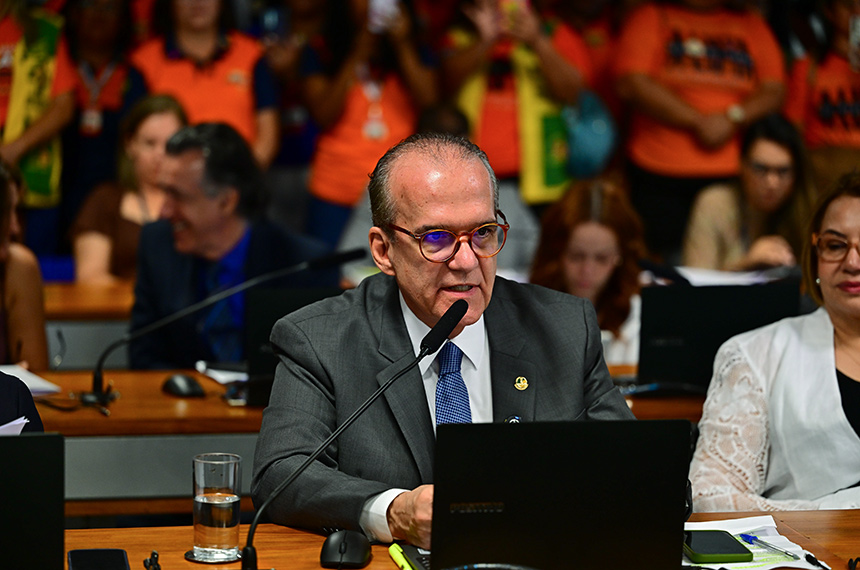 Em pronunciamento, à bancada, senador Fernando Dueire (MDB-PE).