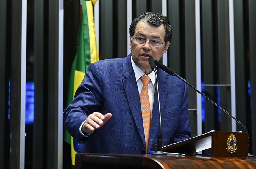 Em discurso, à tribuna, relator do PLP 108/2024, senador Eduardo Braga (MDB-AM).