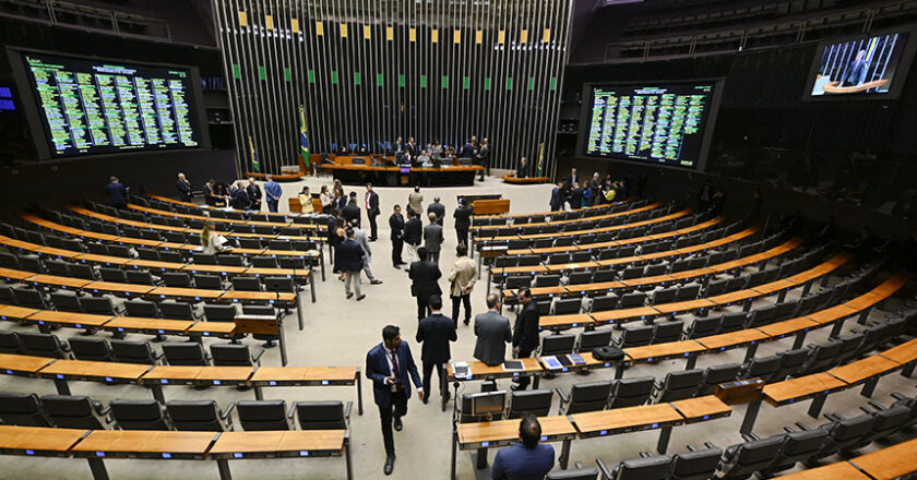 Aprovado crédito extra para turismo e nomeação de policiais do DF