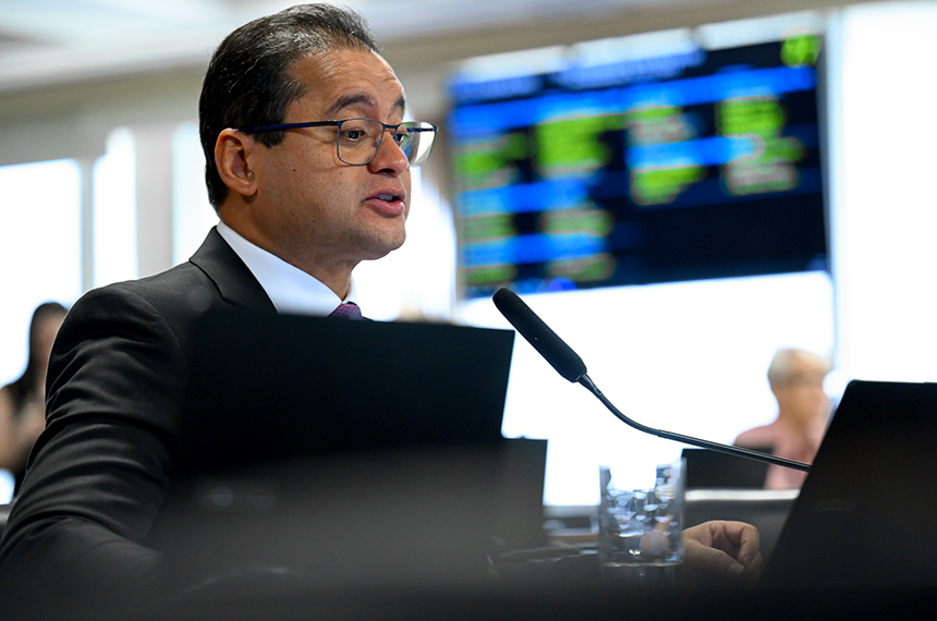 Em pronunciamento, à bancada, senador Weverton (PDT-MA).