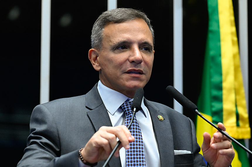 À tribuna, em discurso, senador Marcio Bittar (PL-AC).