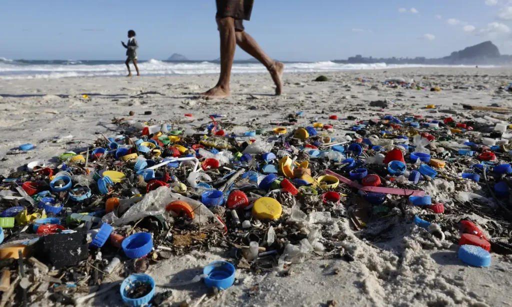 Brasil institui estratégia de enfrentamento à poluição plástica no oceano