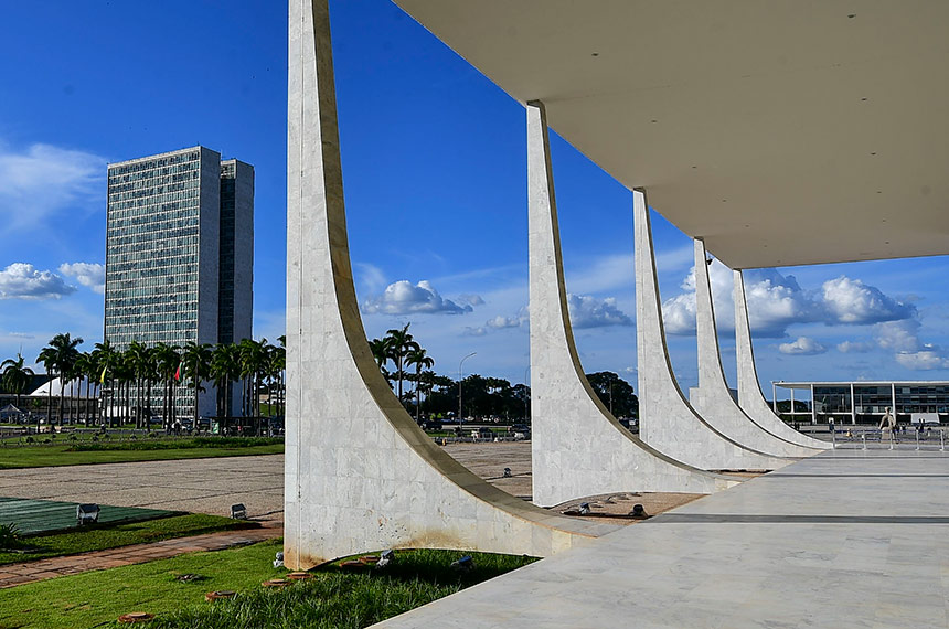 O STF acumula tanto competências típicas de uma suprema corte, ou seja, um tribunal de última instância (popularmente conhecida como terceira instância), como as de um tribunal constitucional, ou seja, aquele que julga questões de constitucionalidade independentemente de litígios concretos.