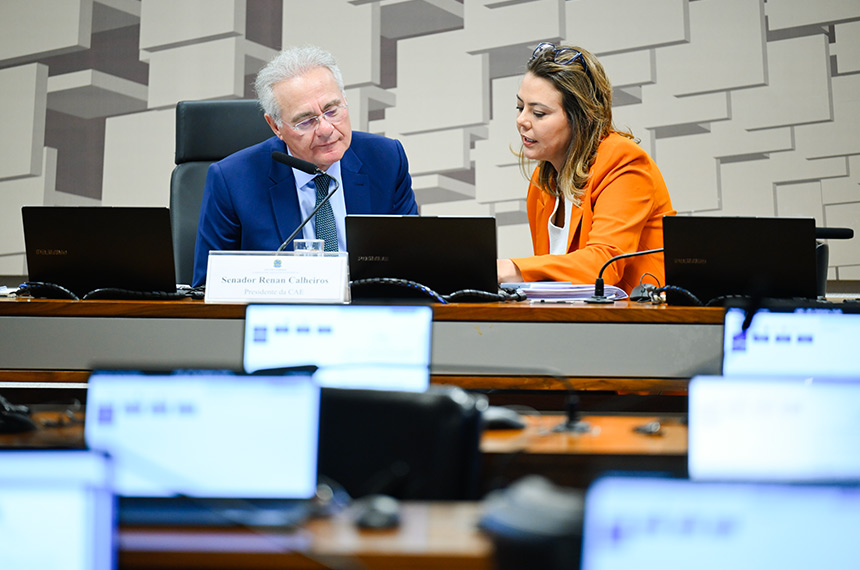 CAE aprova uso do Fundeb para pagar profissional que atende aluno autista