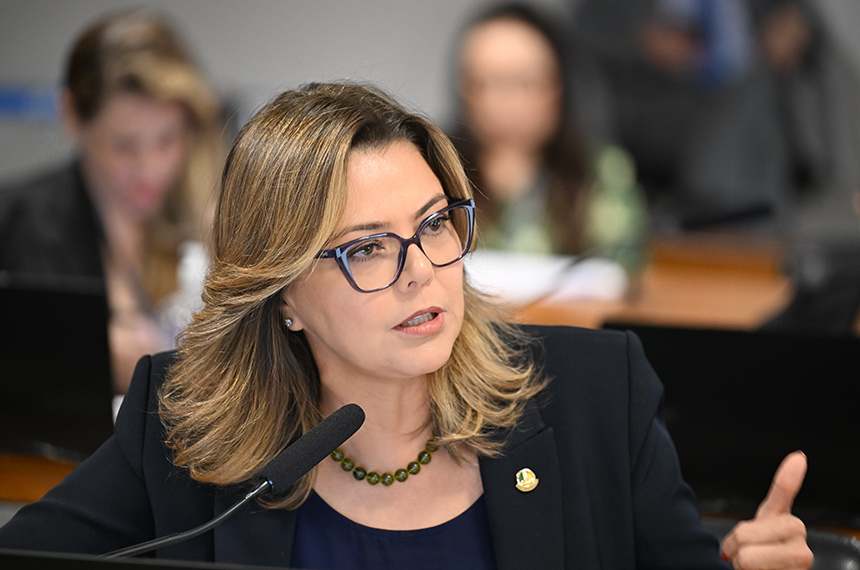Senadora Leila Barros (PDT-DF) em pronunciamento à bancada.
