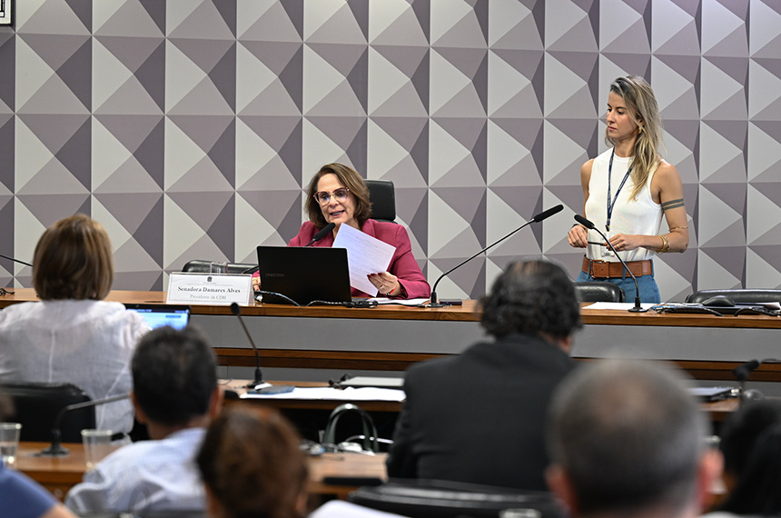 À mesa, presidente da CDH, senadora Damares Alves (Republicanos-DF), conduz reunião.