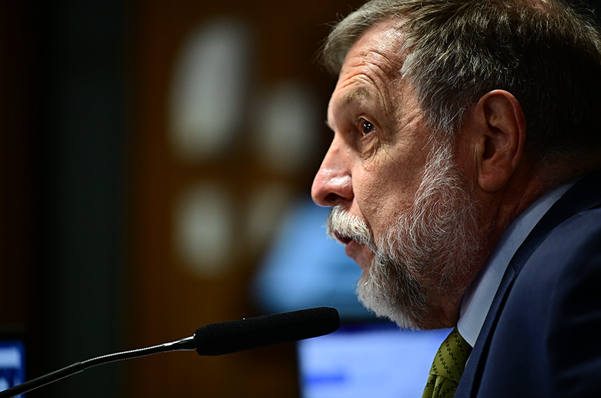 Em pronunciamento, à bancada, senador Flávio Arns (PSB-PR).
