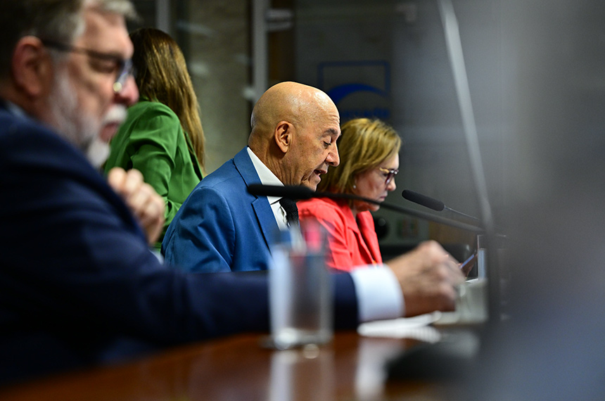 CE aprova garantia de acesso à água potável nas escolas