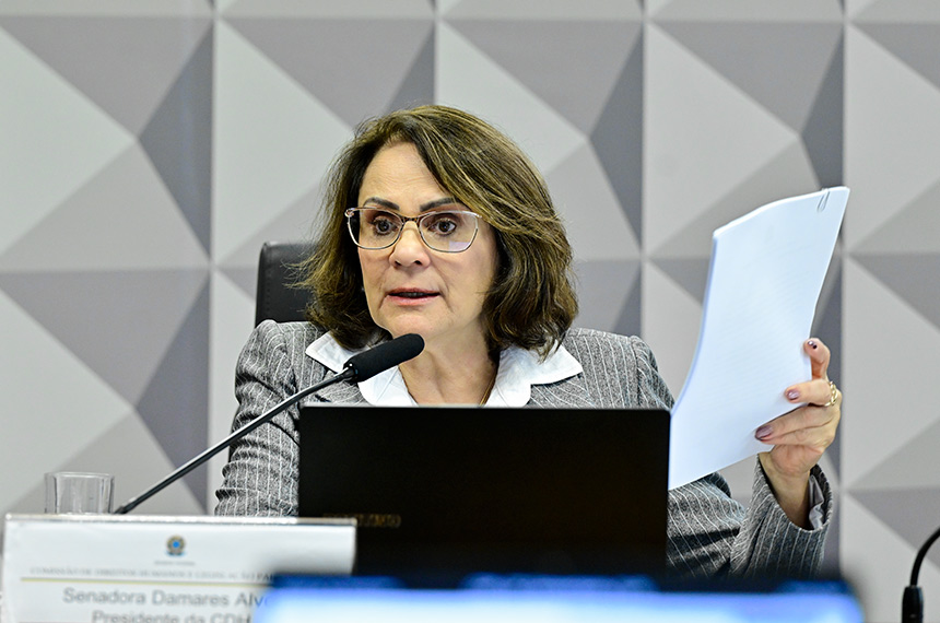 CE debate projeto que proíbe alterações e adaptações no texto da bíblia