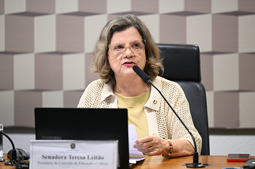À mesa, presidente da CE, senadora Teresa Leitão (PT-PE), conduz reunião.