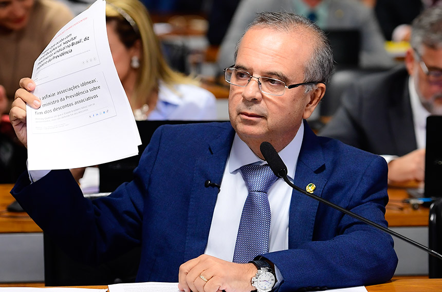 Em pronunciamento, à bancada, senador Rogerio Marinho (PL-RN).
