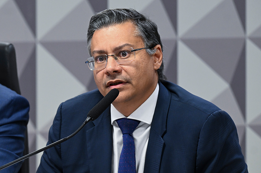 CPMI: ex-procurador nega envolvimento em fraudes e silencia sobre pressões