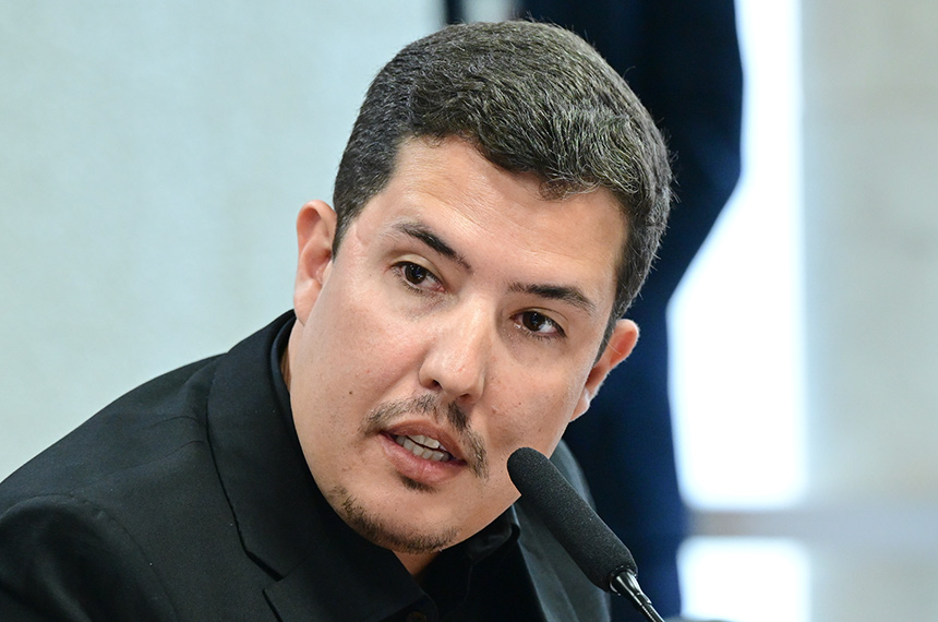 Em pronunciamento, à mesam piloto de avião, Henrique Traugott Binder Galvão, depoente.