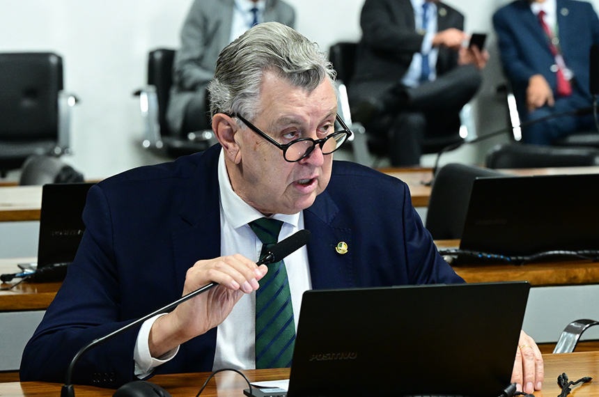 Em pronunciamento, à bancada, relator do PDL 931/2021, senador Luis Carlos Heinze (PP-RS).