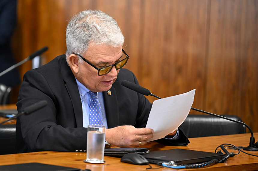 Em pronunciamento, à bancada, senador Sérgio Petecão (PSD-AC).