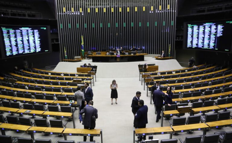 Discussão e votação de propostas legislativas.