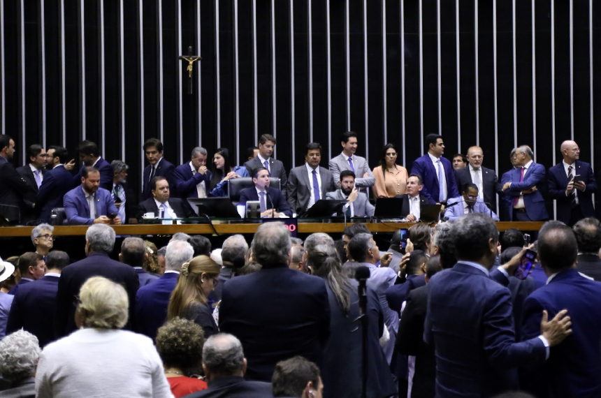 Câmara retira MP do IOF de pauta e enterra proposta; texto perde validade