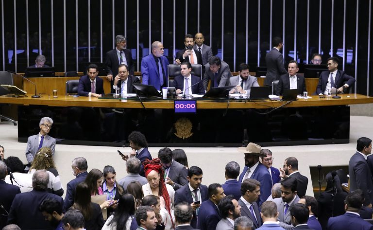 Discussão e votação de propostas legislativas.
