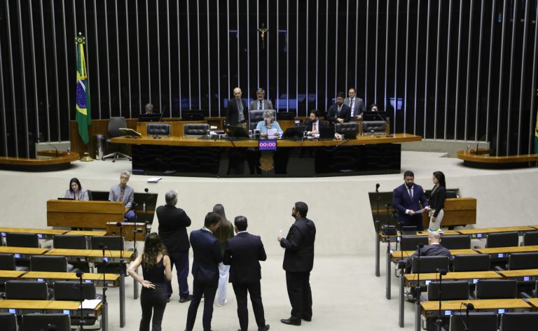 Discussão e votação de propostas legislativas.