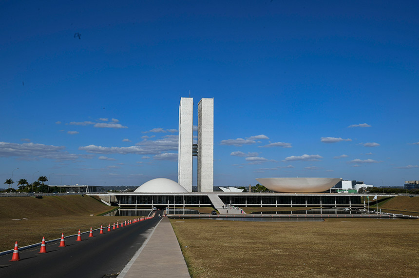 Sede das duas Casas do Poder Legislativo e um dos mais famosos cartões postais do Brasil, o Palácio do Congresso Nacional é composto por duas cúpulas e duas torres de 28 andares, que abrigam a Câmara dos Deputados e o Senado Federal.