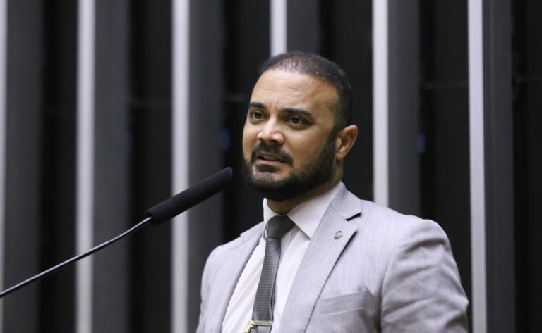 Deputado Capitão Alden fala ao microfone