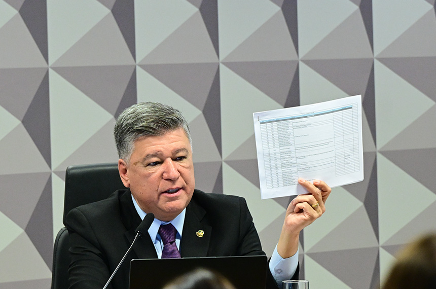 À mesa, presidente da CPMI - INSS, senador Carlos Viana (Podemos-MG), conduz reunião.