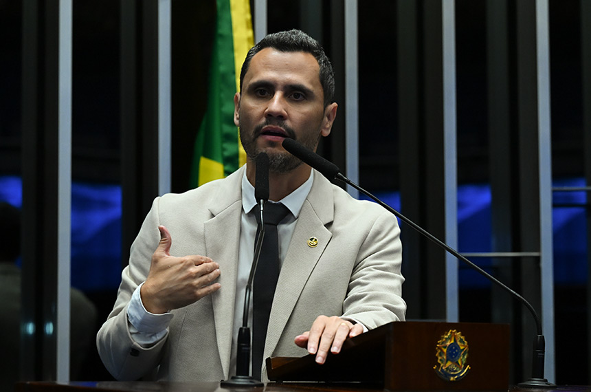 Senador Cleitinho (Republicanos-MG) em discurso à tribuna.