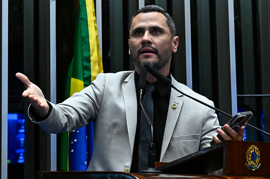À tribuna, em discurso, senador Cleitinho (Republicanos-MG).