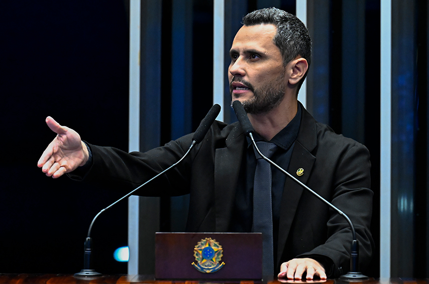 À tribuna, em discurso, senador Cleitinho (Republicanos-MG).