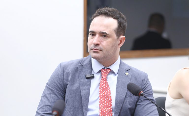 Comissão aprova criminalização de acorrentamento contínuo ou cruel de cães e gatos - Notícias