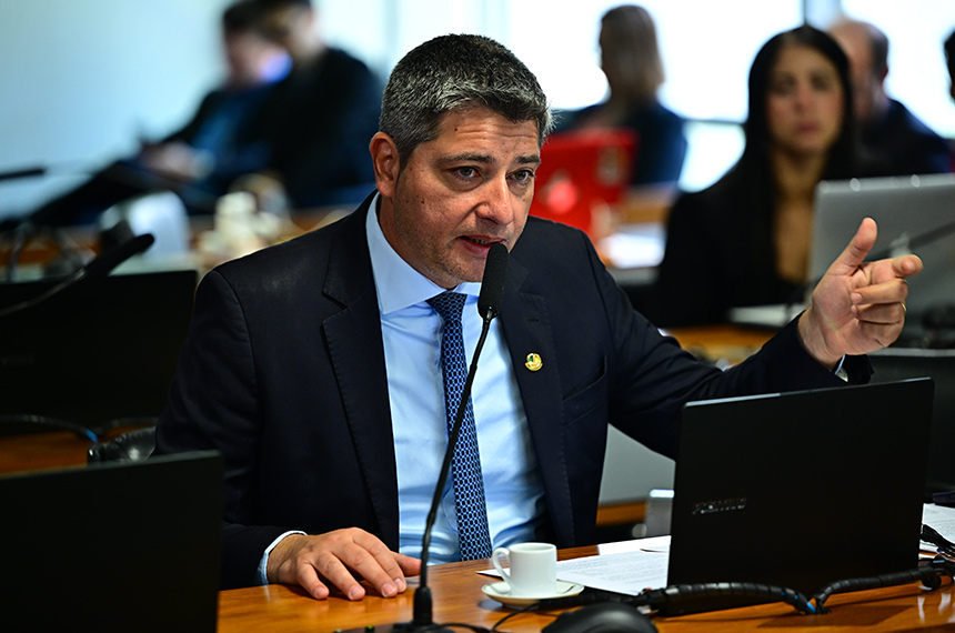Em pronunciamento, à bancada, relator do PL 1.802/2024, senador Carlos Portinho (PL-RJ).