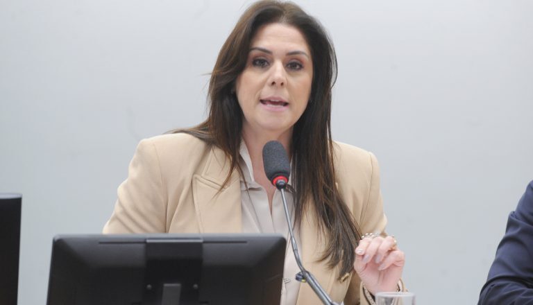 Comissão aprova projeto que exige aviso sobre riscos no uso de lareira em local fechado – Notícias